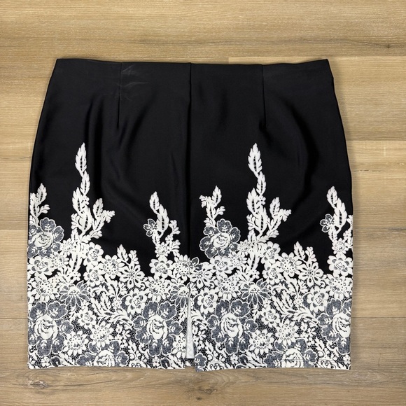 Roz & Ali Black Pencil Skirt with White Floral Printed Lace Plus Size 3X - Picture 3 of 7